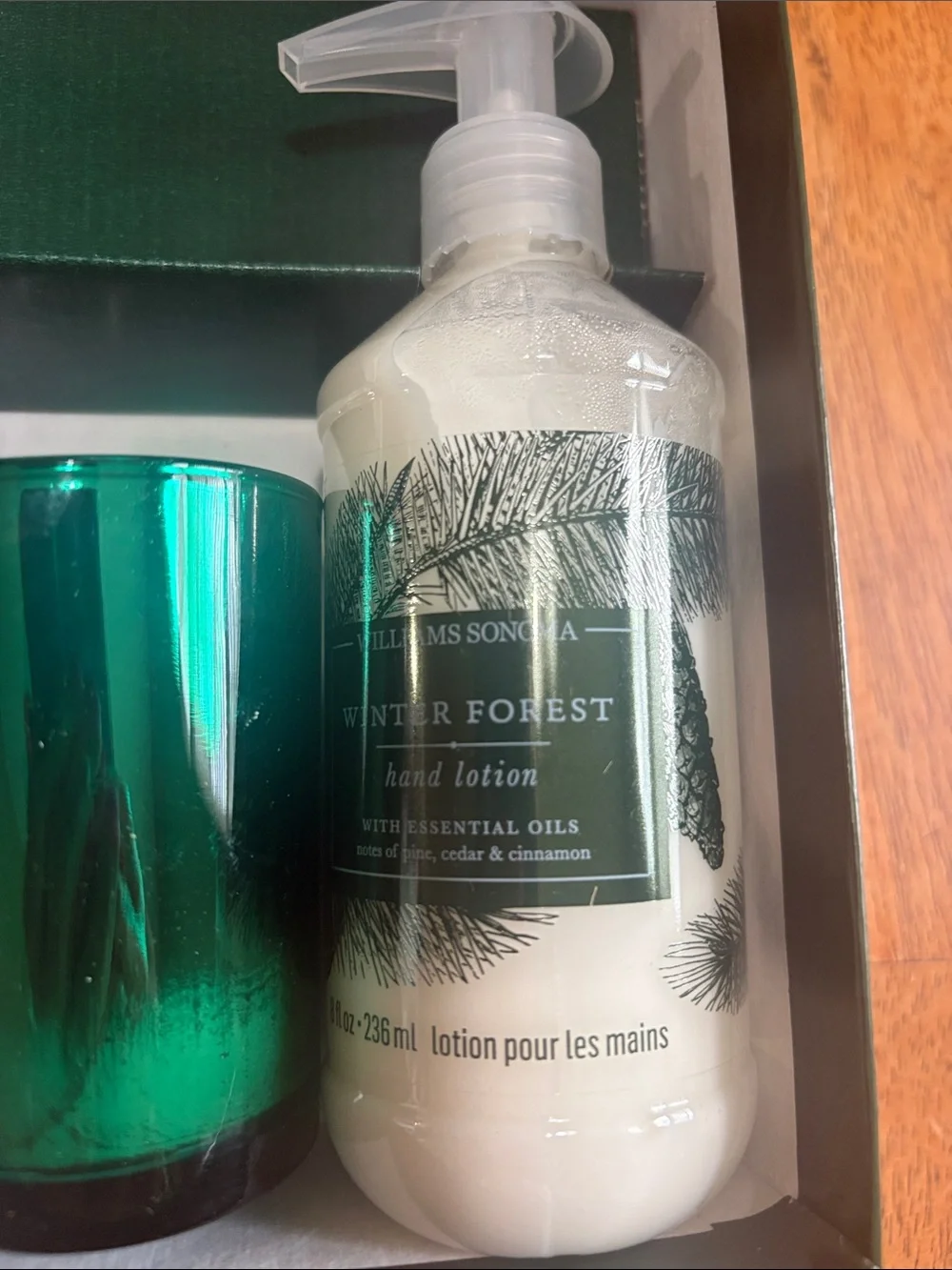 NEW IN BOX WILLIAMS SONOMA GUEST SET